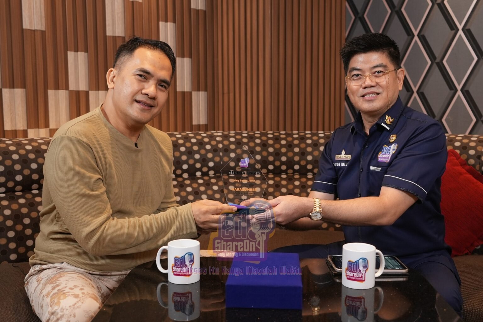 Saipul Jamil dan Eddy Wijaya saat di podcast EdShareOn. (Foto: EdShareOn.com)