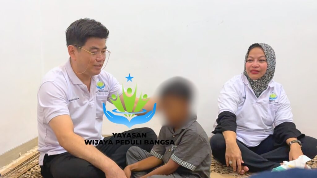 Yayasan Wijaya Peduli Bangsa ke Pringsewu Lampung untuk membantu Angga. (Foto: EdShareOn.com)