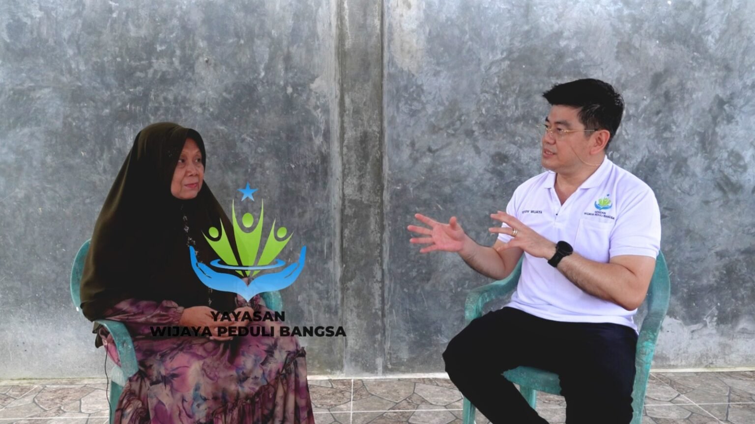 Yayasan Wijaya Peduli Bangsa ke Pringsewu Lampung untuk membantu Angga. (Foto: EdShareOn.com)