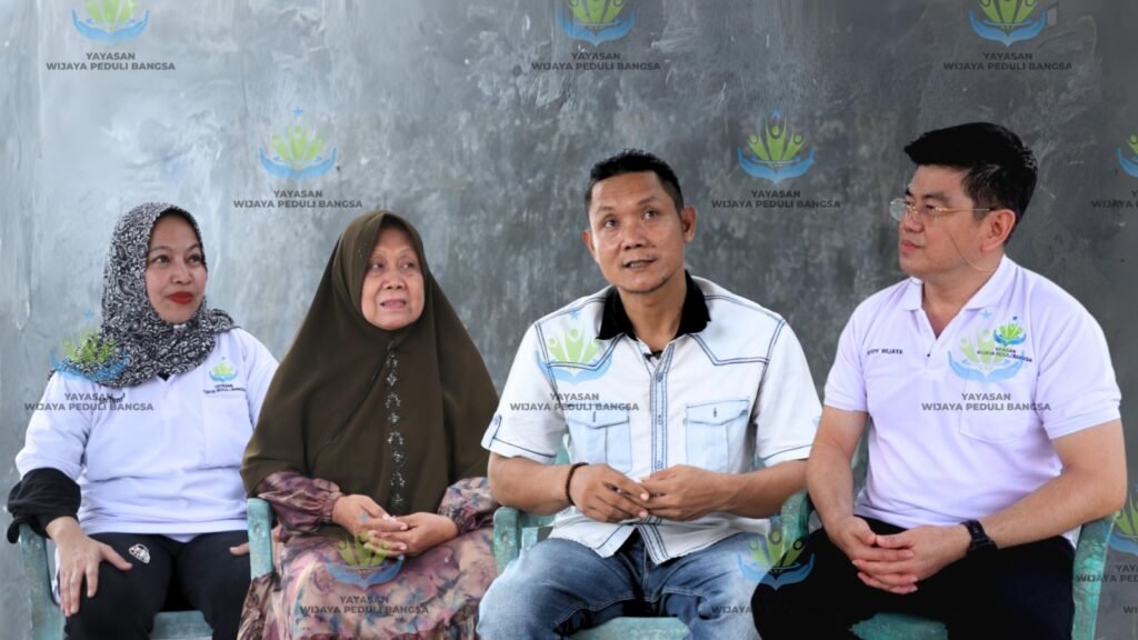 Yayasan Wijaya Peduli Bangsa ke Pringsewu Lampung untuk membantu Angga. (Foto: EdShareOn.com)