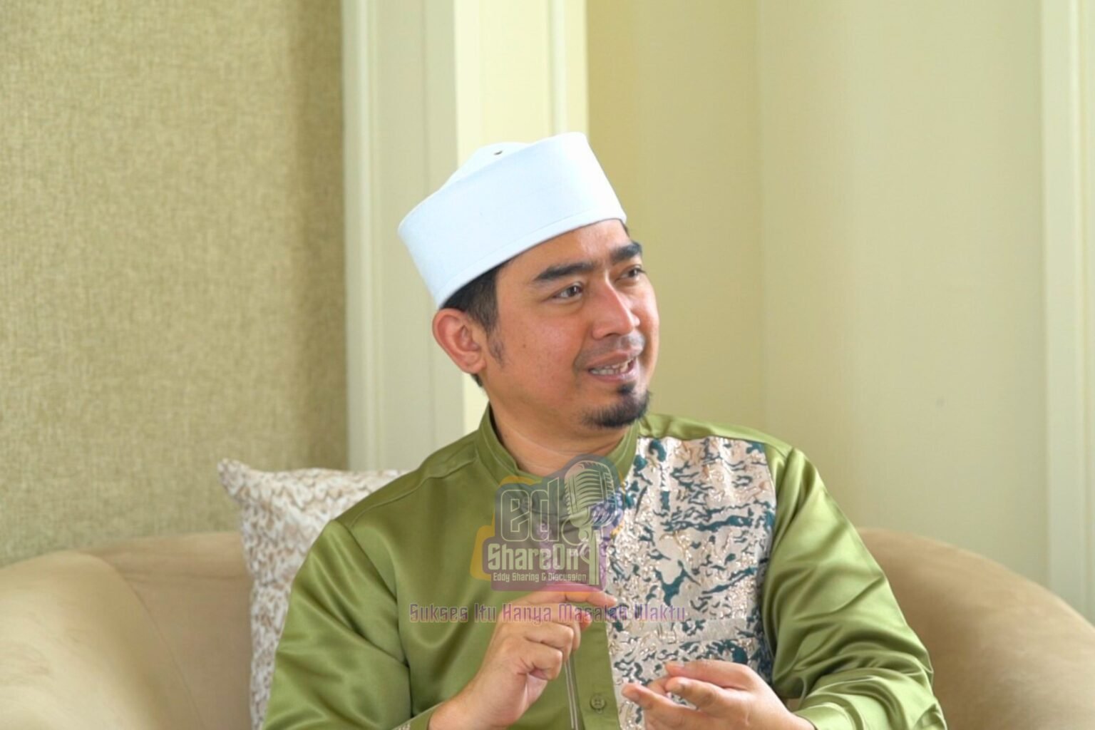 Ustaz Solmed Saat di podcast EdShareOn. (Foto: EdShareOn.com)