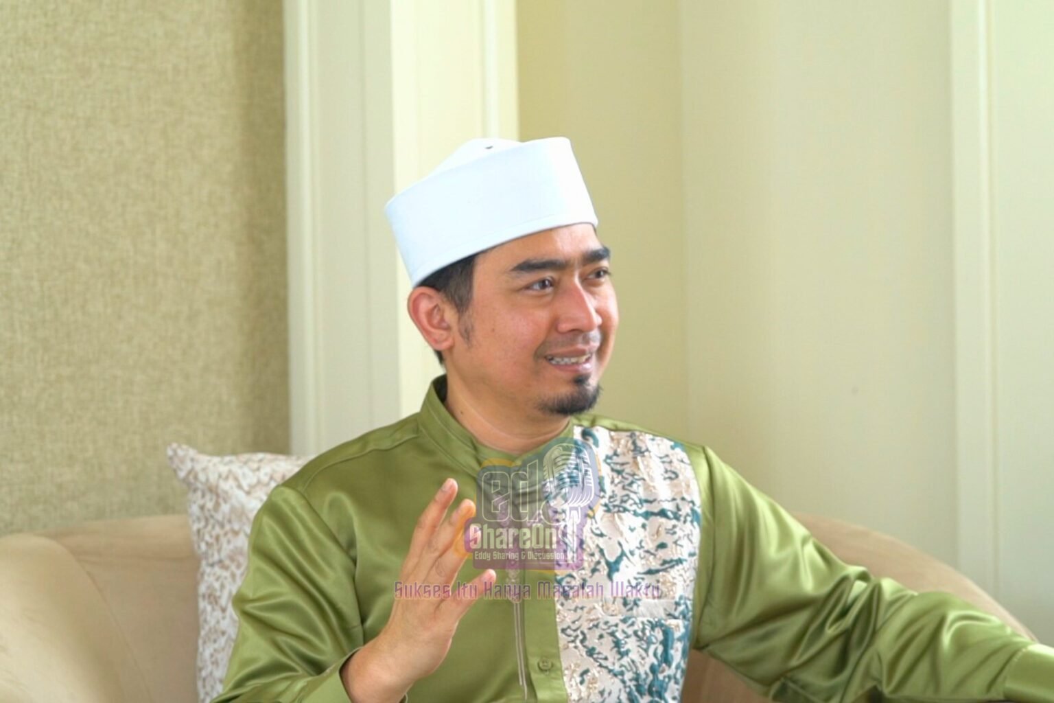 Ustaz Solmed Saat di podcast EdShareOn. (Foto: EdShareOn.com)